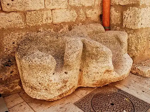 Anciennes pierres de pesée.