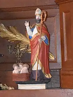 Saint Nicolas et les trois clercs au saloir en bois peint du XVIIIe siècle.