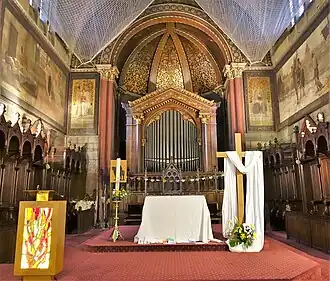 Le chœur et l’orgue placé dans l'abside.