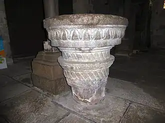 Église Saint-Mathurin : bénitier.