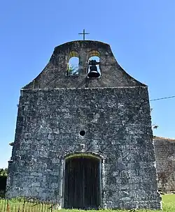 La façade percée de deux baies campanaires.