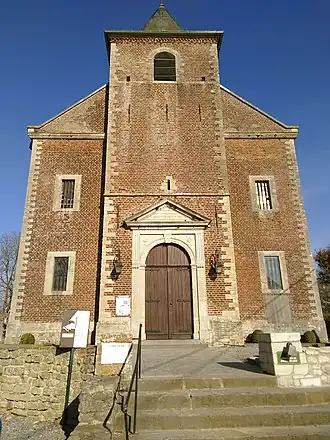 Chambranle de la porte à triglyphes sur gouttes.