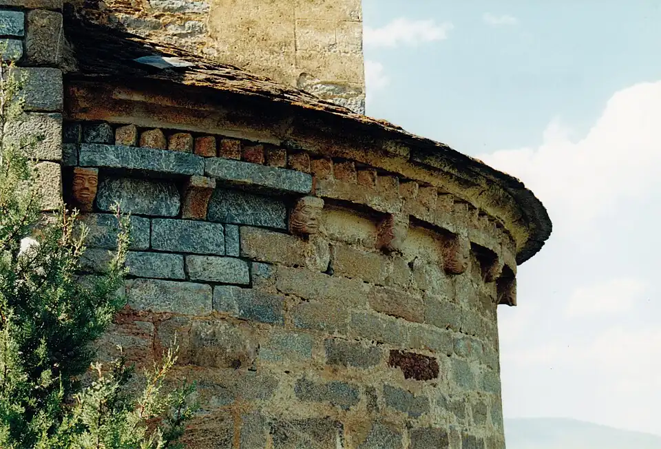 Les modillons et la frise de dents d'engrenage du chevet.