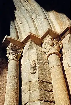 Masque humain entre les colonnes.