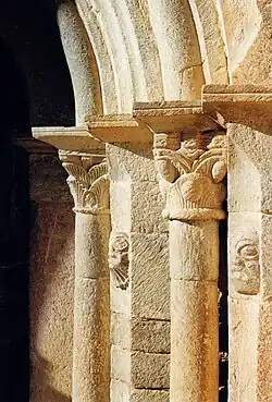 Colonnes, chapiteaux et masques humains.