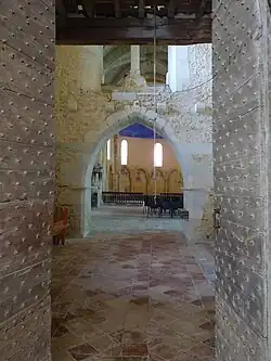 Arche du clocher vers la nef, vu depuis le portail du porche vers le clocher