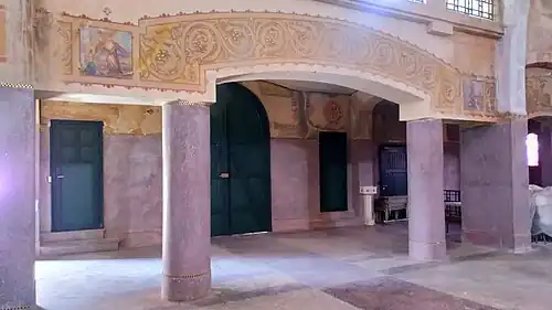 Narthex de l'Église Saint-Pierre.