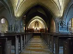 La nef centrale, vue vers l'autel.