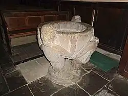 La cuve baptismale du XIIe&nbsp;siècle de l’église Saint Pierre de Corseul.