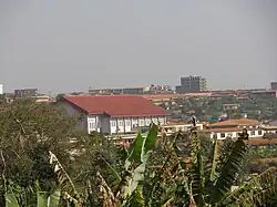 Église Sainte-Anne avec en arrière plan, le centre-ville.