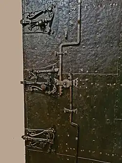 Détail des trois serrures.