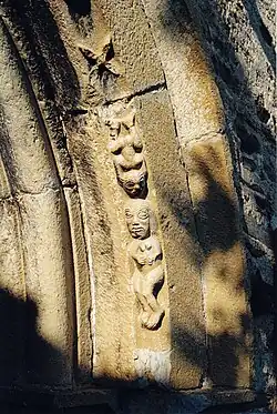 Adam et Ève sur la voussure du portail.