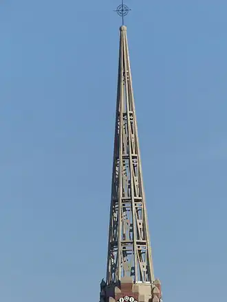 Le clocher en dentelle de béton de l'église Saint-Pierre