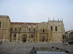 La basilique Saint-Isidore.