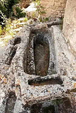 Tombe d'adulte et tombes d'enfant.