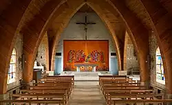 L'intérieur de l'église ornée d'une fresque murale réalisée par Yanig Guillevic.