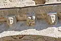Frise avec de têtes au-dessus du portail.