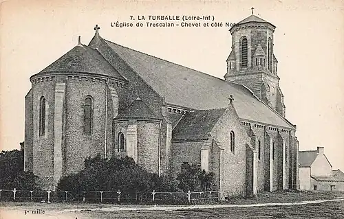 Photo ancienne montrant le clocher surmonté d'un toit d'ardoise