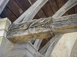 Poutre sculptée à engoulants.