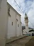 Vue sur le minaret à proximité de l'église.
