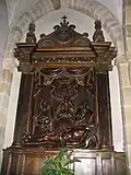 L'autel dit des "Cinq Plaies" (1862) où l'on voit des personnages, en bois du pays et de grandeur nature: c'est le Christ gisant mort et derrière lui, trois femmes en prière. Auteur: Emilie Condomines