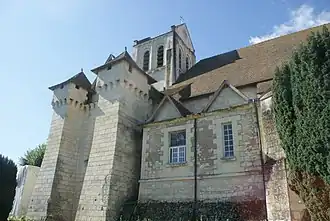 Photographie d'une église flanquée de deux tours crénelées.