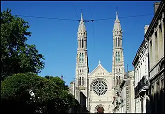 L'église vue de la rue Buchou.