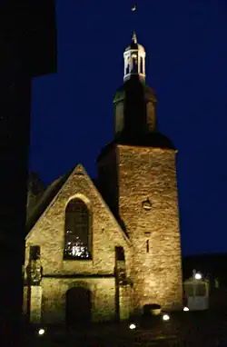La collégiale Sainte-Madeleine de nuit.
