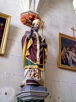 Statue de saint Nicolas et les trois petits enfants au baquet dans l'église
