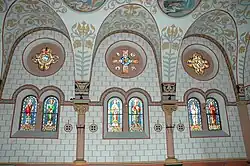 Intérieur de la chapelle, vitraux, oculi, lunettes.