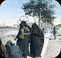 Femmes voilées et hommes au Caire.