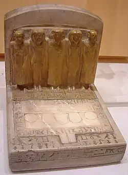 Stèle au défunt et sa famille, table offrande, prov. Abydos, fin XIIe-déb. XIIIe dynastie, Louvre,
