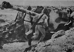 Photographie présentant un groupe de soldats égyptiens en train de manœuvrer un canon antichar.