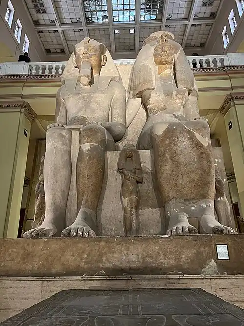 Statues colossales d'Amenhotep III et de la reine Tiyi. Musée du Caire.
