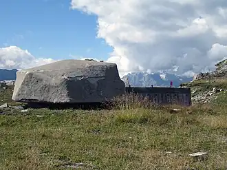 La tourelle blindée 1 avec canon de 10,5&nbsp;cm