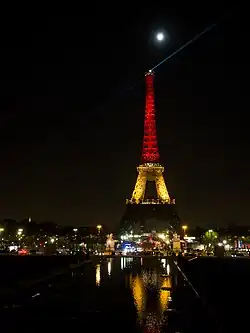 La tour Eiffel aux couleurs nationales belges en hommage aux victimes de l'attentats de Bruxelles du 22 mars 2016.
