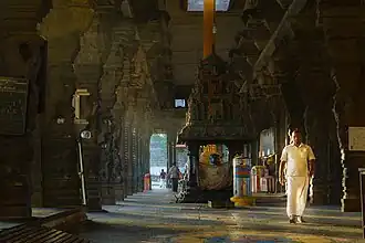 Galerie du Dwajasthamba dans un temple de Kanchipuram. Un des Sapta puri, les sept villes saintes de l'Inde.