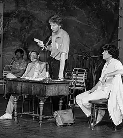 István Szent-Iványi&nbsp;(en) et Ferenc Miszlivetz (à droite) écoutant Gábor Fodor en 1989