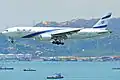 Boeing 777-200ER d'El Al en approche de l'aéroport international de Hong-Kong.