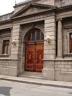 Entrée principale du palais législatif.