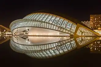 L'Hemisfèric de nuit, avec ses baies vitrées relevées.