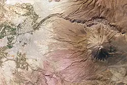 Cette mosaïque de deux photographies d'astronautes illustre la proximité d'Arequipa avec le Misti.