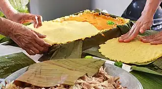 Préparation d'un repas à cuire au Píib, à l'occasion du Jour des Morts dans la région du Yucatán, au Mexique.