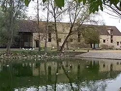 L'abreuvoir, côté sud de la cour.