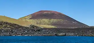 Vue du cône volcanique de l'Eldfell depuis l'entrée du port.