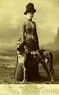 Eleonora z Hussarzewskich Lubomirska et son dogue, entre 1887 et 1893.