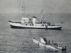 Photographie noir et blanc de l'aviso Élie-Monnier, avec le FNRS3 au premier plan.