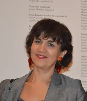 photo en couleurs d'un femme brune, souriante