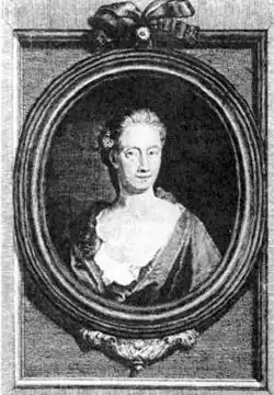 portait en buste noir et blanc, femme avec large décolleté