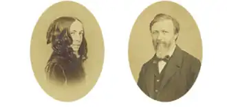 deux portraits en médaillon : Elizabeth Barrett et Robert Browning.
